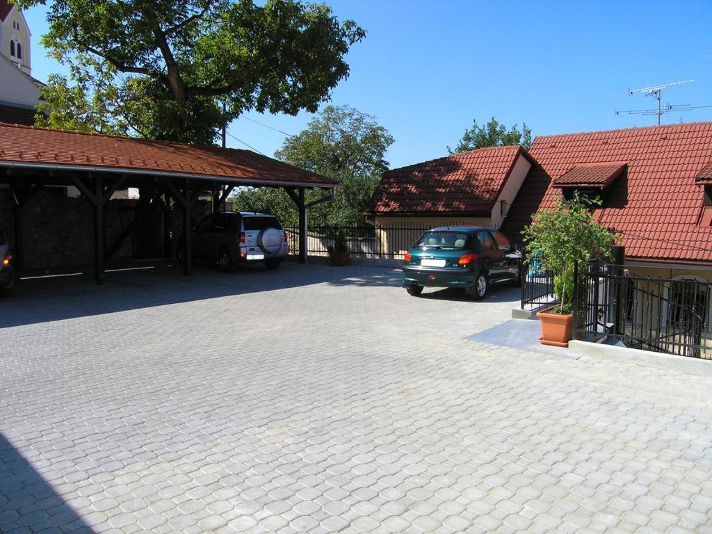 Penzión Pod Hradom Trenčín Exterior foto